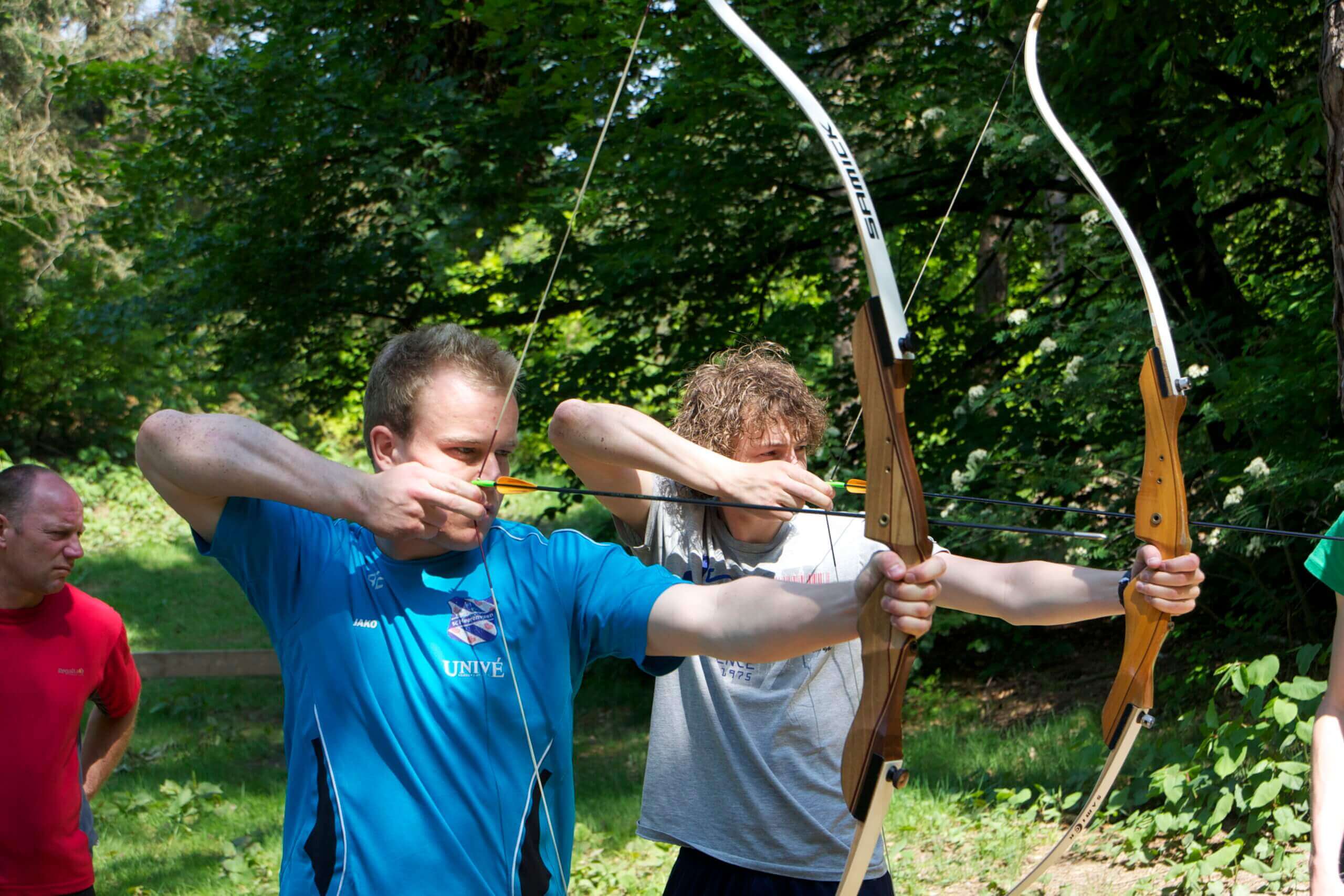Foto van mensen die aan het handboogschieten zijn