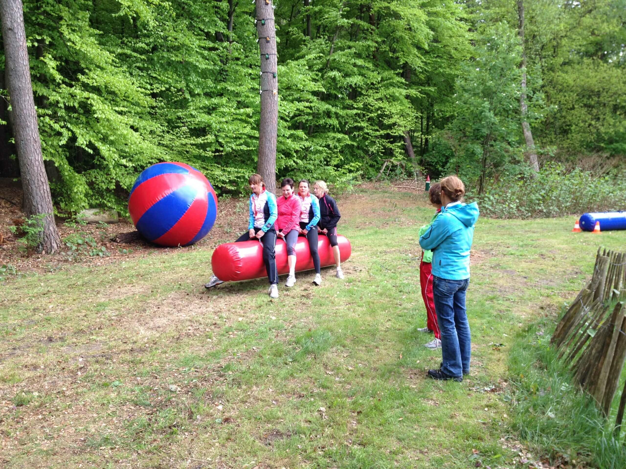 Foto van mensen op een lugtube