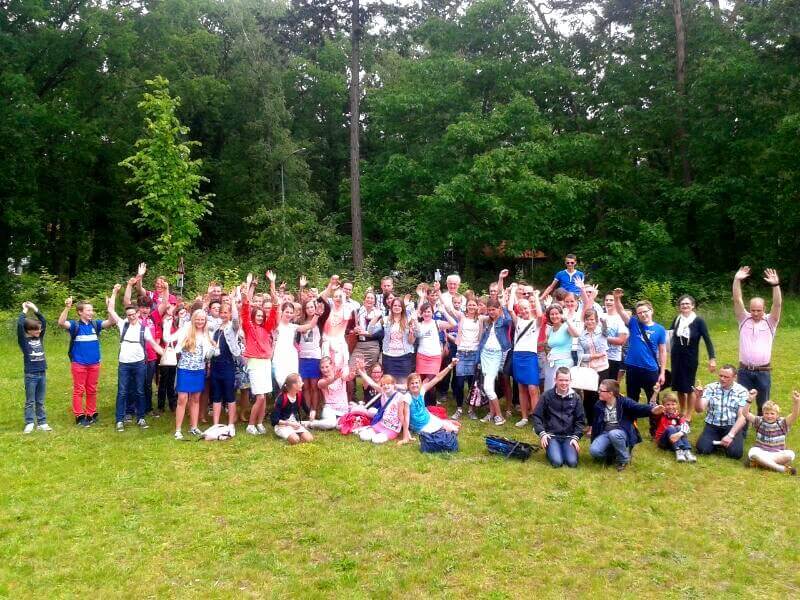 foto van een grote groep mensen