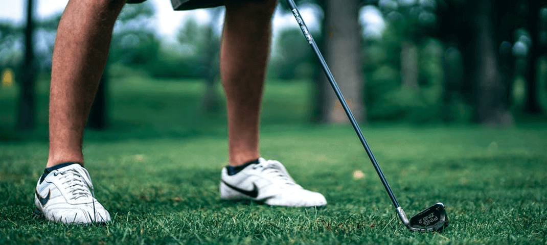 Foto van een golfer op een golfbaan