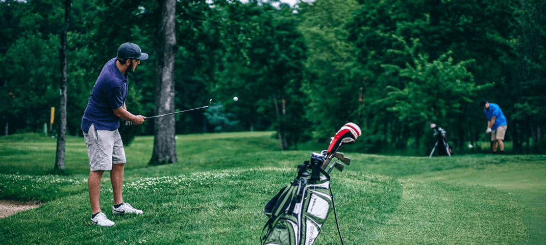 Foto van een golfer op een golfbaan