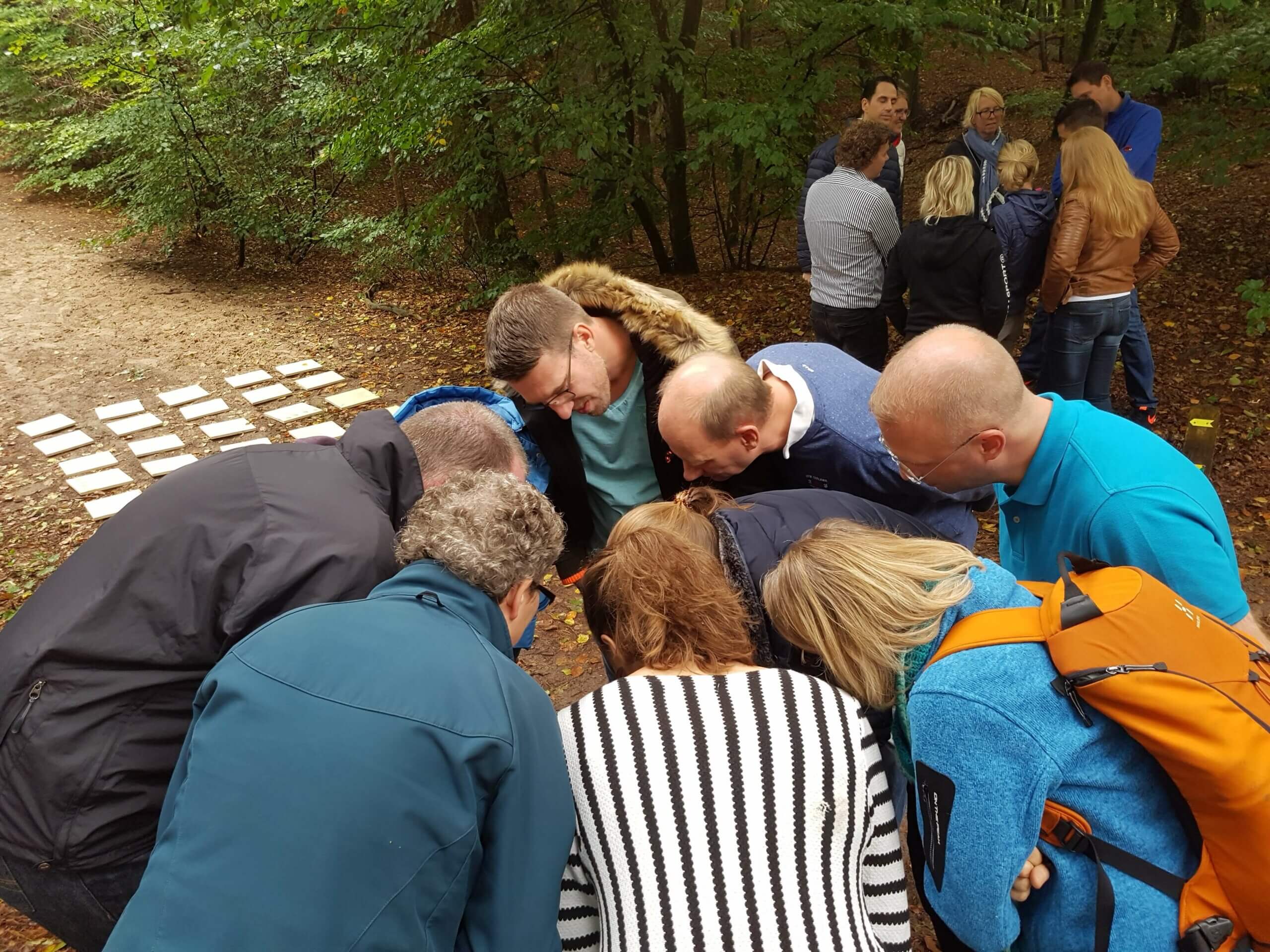 Groep mensen die het stropers mysterie speelt