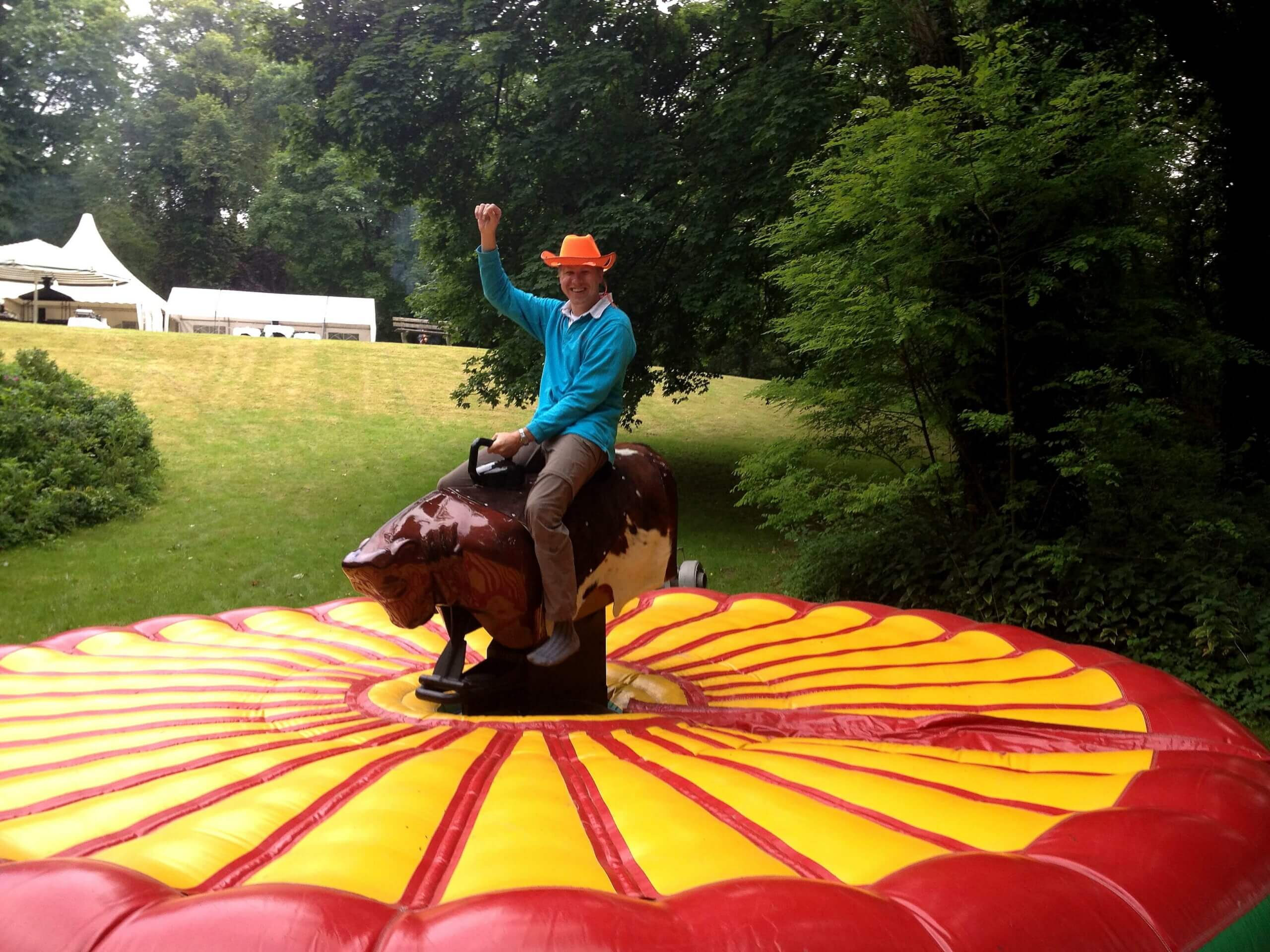 foto van iemand op een stier